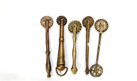 Lotto composto da cinque rondelle da pasta in ottone miste-ENFive brass...