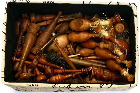 Lotto composto da vari strumenti in legno per la filatura e il cucito-ENA lot...