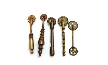 Lotto composto da cinque rondelle da pasta in ottone miste-ENFive brass...