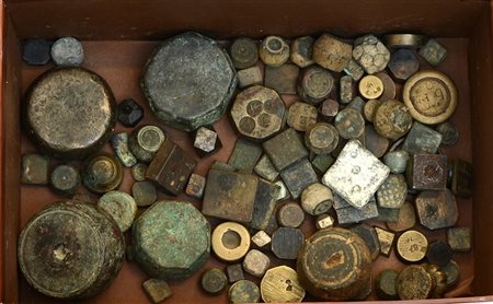 Lotto composto da pesini vari in scatola-ENA lot of various metal weights