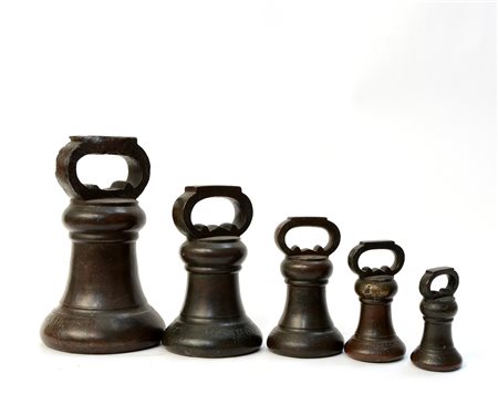 Serie completa di cinque pesi a campana inglesi, in ottone(h max cm 31)-ENA...