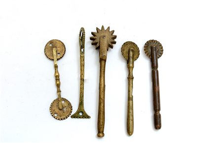 Lotto composto da cinque rondelle da pasta in ottone miste-ENFive brass...