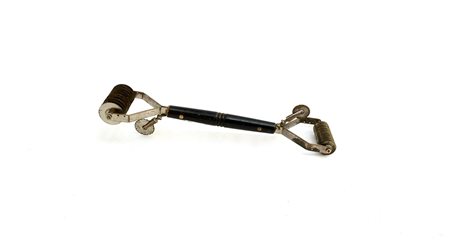 Rondella da pasta quadrupla in ferro e legno (l cm 28,5)-ENAn iron and wooden...