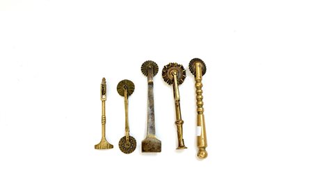 Lotto composto da cinque rondelle da pasta in ottone di diversa forma-ENFive...