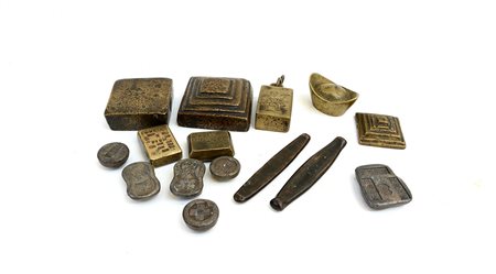 Lotto composto da quindici pesi in metallo-ENFifteen metal weights