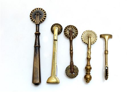 Lotto composto da cinque rondelle da pasta in ottone miste-ENFive brass...