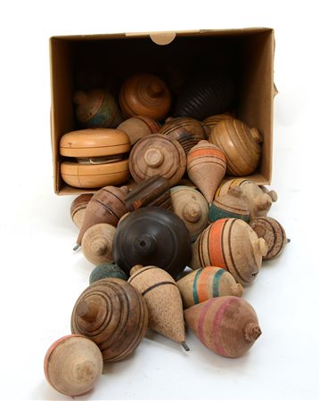 Scatola contenente un lotto di trottole dipinte in legno-ENA lot of wooden...