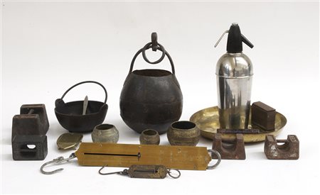 Scatola contenente un lotto di oggetti in metallo tra cui un secchiello da...