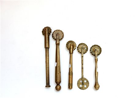 Lotto composto da cinque rondelle da pasta in ottone miste-ENFive brass...