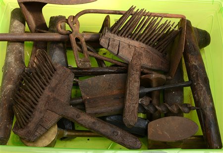 Contenitore contenente attrezzi vari-ENA lot of various tools