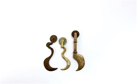 Lotto composto da tre speroni da pasta in ottone/bronzo (Landini p. 105-106,...