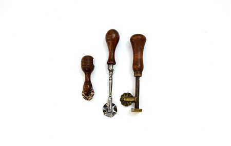 Lotto composto da tre rondelle da pasta con manico in legno e rotelle in vari...