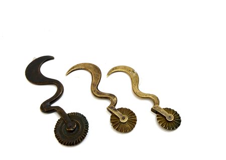 Lotto composto da tre speroni da pasta in ottone/bronzo (Landini p. 105-106,...