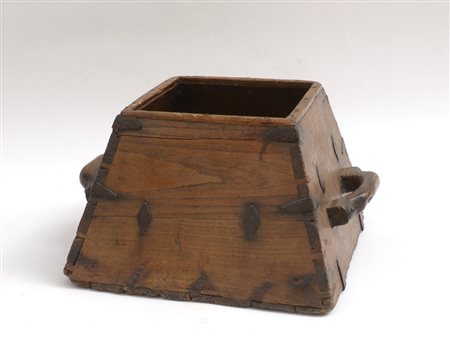 Contenitore in legno e ferro di forma troncopiramidale (base cm 38x38, h 24;...