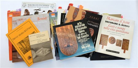 Lotto di tredici libri tra libri vari su arte popolare e cataloghi...
