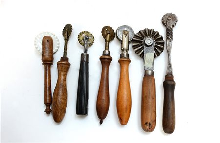 Lotto composto da sette rondelle da pasta miste con manici in legno-ENSeven...