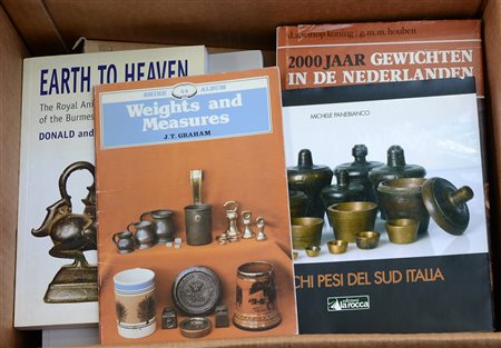Cartone di dodici libri vari su pesi-ENTwelve books on weights