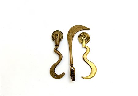 Lotto composto da tre speroni da pasta in ottone/bronzo (Landini p. 105-106,...