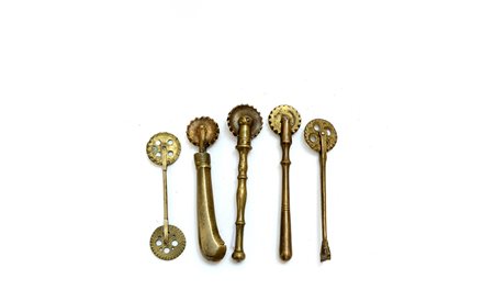 Lotto composto da cinque rondelle da pasta in ottone miste-ENFive brass...