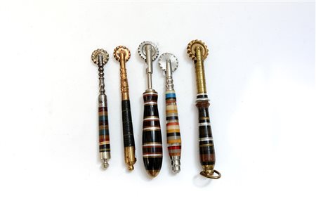 Lotto composto da cinque rondelle da pasta in metallo con inserti a disco in...