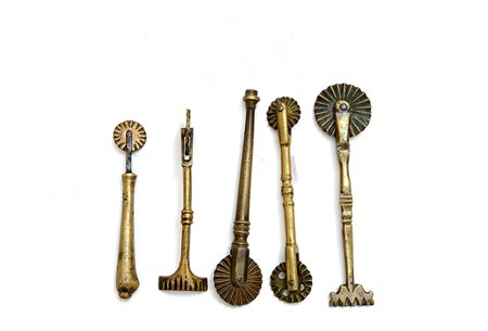 Lotto composto da cinque rondelle da pasta in ottone miste-ENFive brass...