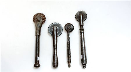 Lotto composto da quattro rondelle da pasta in ferro-ENFour iron pastry jiggers