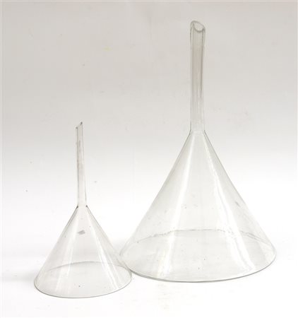 Due imbuti in vetro di diversa fattura (cm 45 e cm 30)(difetti)-ENTwo glass...