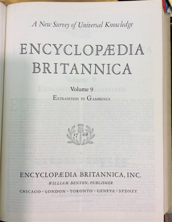 Lotto composto da svariati volumi dell'Enciclopedia Britannica, rilegati in...
