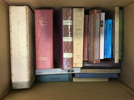 Lotto composto da diverse edizioni del Corano, da commentari, antologie e...