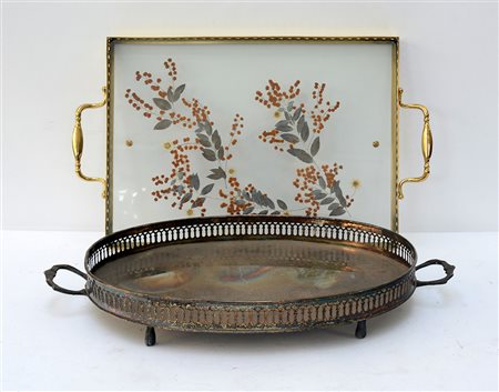 Lotto composto da due vassoi biansati in metallo con ringhiera traforata, di...