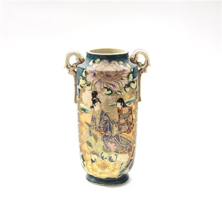 Vaso biansato in porcellana policroma decorato con figure e dettagli dorati...