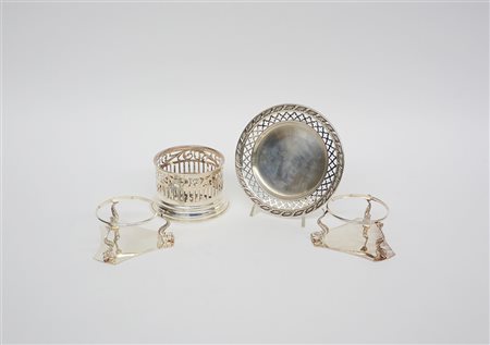 Lotto in argento 925/1000 composto da due basi porta caviale tripodi, un...