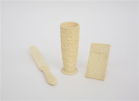 Set da scrivania in avorio intagliato composto da un porta penne, un...