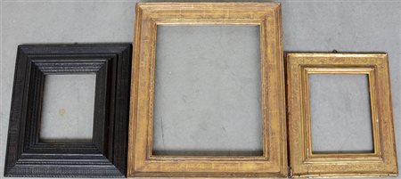 Gruppo di tre cornici in legno dorato ed ebanizzato di dimensioni differenti