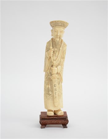 Scultura in avorio raffigurante imperatore con spada, base in legno (lievi...