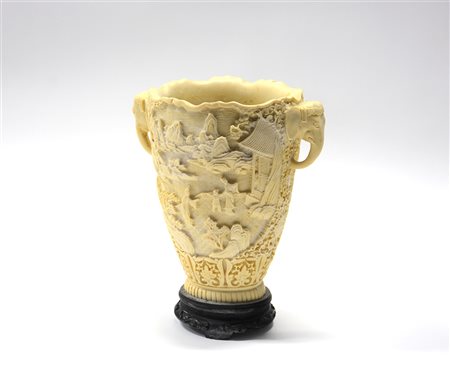 Vaso in resina con decorazione scolpita ed intagliata raffigurante dame e...
