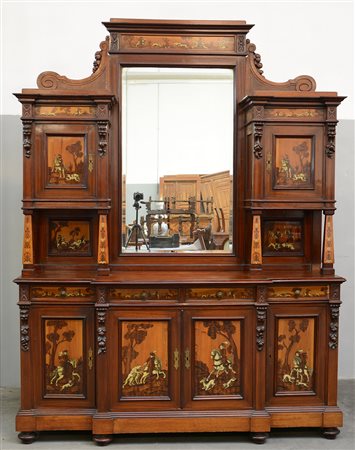 Grande credenza a due corpi di struttura architettonica con alzata a...