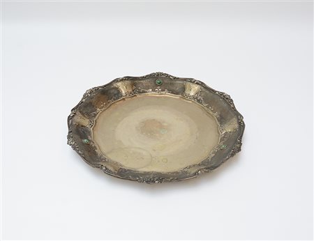 Vassoio in argento di forma circolare sagomata con bordo zigrinato e decorato...