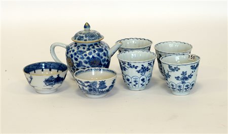 Sei tazzine ed una teiera in porcellana bianca e blu (difetti)Cina, sec. XIX...