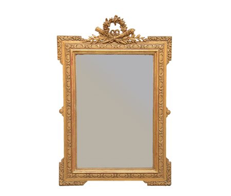 Specchiera in legno intagliato e dorato con cimasa decorata a faretre e fiori...