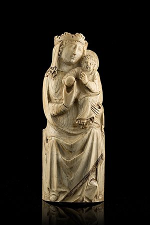 Antica scultura in avorio raffigurante Madonna con Bambino (h. cm 26)...
