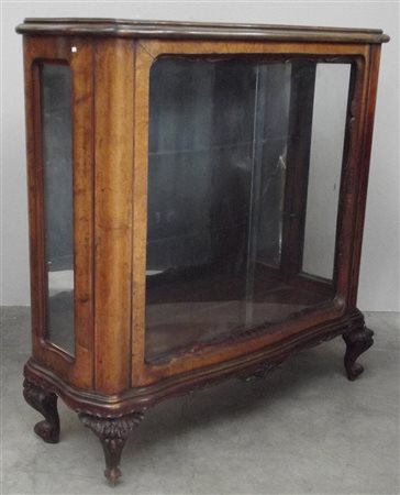 Mobile vetrina di forma mossa con piedi a ricciolo e due ante scorrevoli (cm...