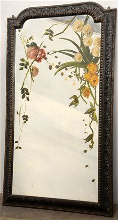 Specchiera di forma sagomta con cornice intagliata a dentellature e specchio...