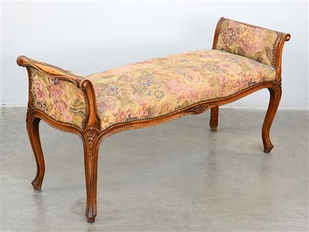 Panchetto in noce intagliato con gambe mosse e rivestimento in tessuto...