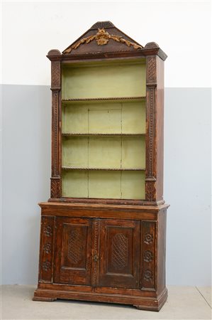 Antico mobile a due corpi in legno intagliato. Parte inferiore a due ante,...