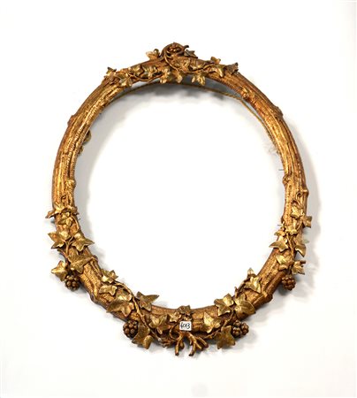 Cornice di forma ovale in legno intagliato e dorato a tralci di vite (cm...