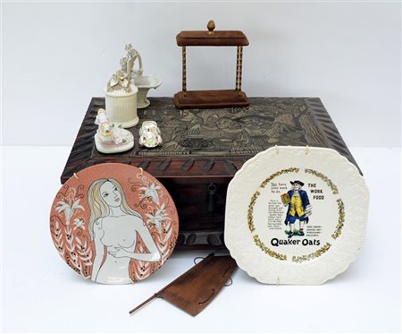 Scatola in legno intagliato con coperchio decorato con scena d'osteria,...