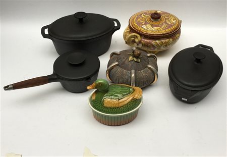 Lotto composto da tre pignatte in ghisa con coperchi e tre contenitori in...