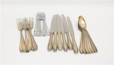 Servizio di posate da sei persone in metallo composto da tris tavola per sei...