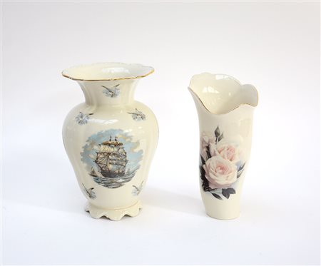 Lotto composto da un vaso in porcellana tedesca ed uno inglese in custodia (h...